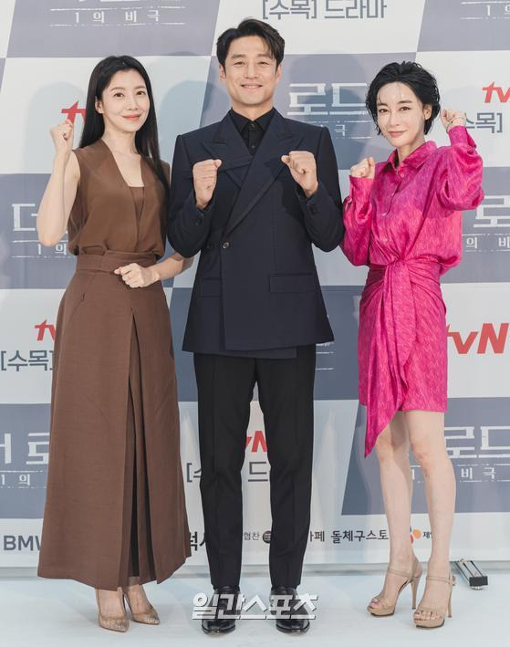 배우 윤세아, 지진희, 김혜은이 4일 오후 온라인 생중계로 진행된 tvN 새 수목극 '더 로드 : 1의 비극' 제작발표회에 참석해 포즈를 취하고 있다. '더 로드 : 1의 비극'(연출 김노원)은 폭우가 쏟아지던 밤 참혹하고 비극적인 사건이 벌어지고 침묵과 회피, 실타래처럼 얽힌 비밀이 기어코 또 다른 비극을 낳는 미스터리 장르물로 지진희, 윤세아, 김혜은, 천호진, 안내상 등이 열연한다. 4일 첫 방송. 〈사진=tvN 제공〉 김진경 기자 kim.jinkyung@joongang.co.kr/2021.08.04/