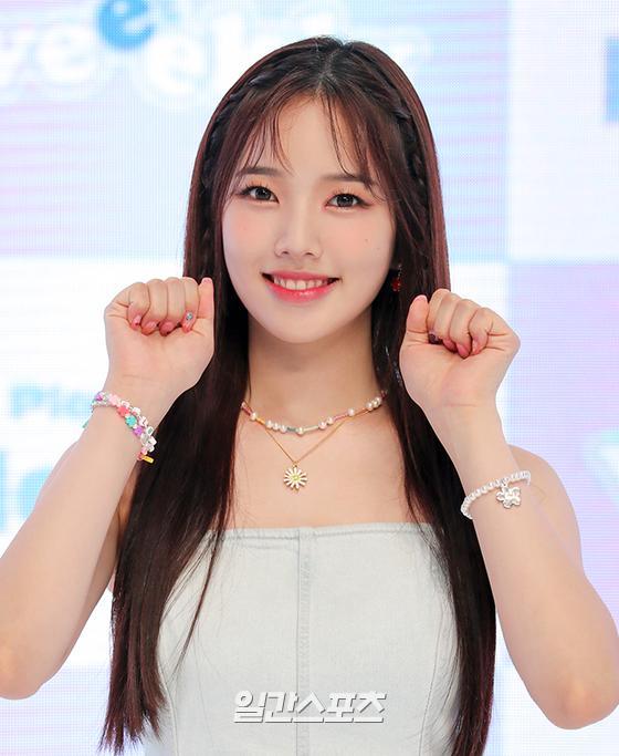 Girl group Weekly hosted an online showcase commemorating the release of the mini-fourth album, Play Game: Holiday on the afternoon of the 4th.Lee Su-jin, a member of Weekly (Lee Su-jin, Monday, Jihan, New Margins, Park So-eun, Joa, Lee Jae-hee), poses in photo time.