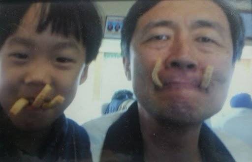 최재형 전 감사원장이 둘째 아들 진호씨와 2006년 가족여행 도중 배 안에서 새우깡을 입에 물고 장난스레 사진을 찍고 있다. 최 전 원장은 슬하에 2남 2녀를 두고 있는데, 두 딸을 키우다가 2000년과 2006년 두 아들을 입양했다. [최재형 캠프 제공]