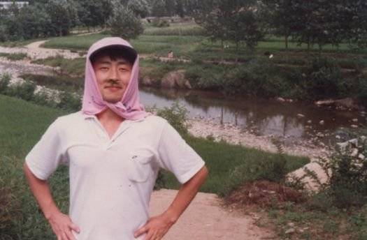 사법연수원생 시절이던 1982년 경북 청도군에 봉사 활동을 갔던 최재형 전 감사원장이 코 주변에 강아지풀을 붙이고 장난스러운 포즈로 사진을 찍고 있다. [최재형 캠프 제공]