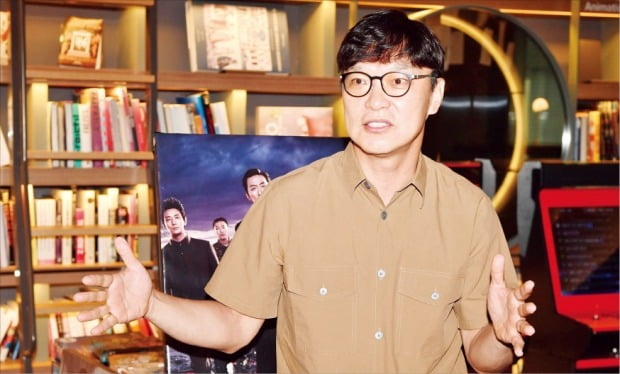 김욱 덱스터 대표가 영화 ‘모가디슈’ 제작 과정을 설명하고 있다.  김병언 기자