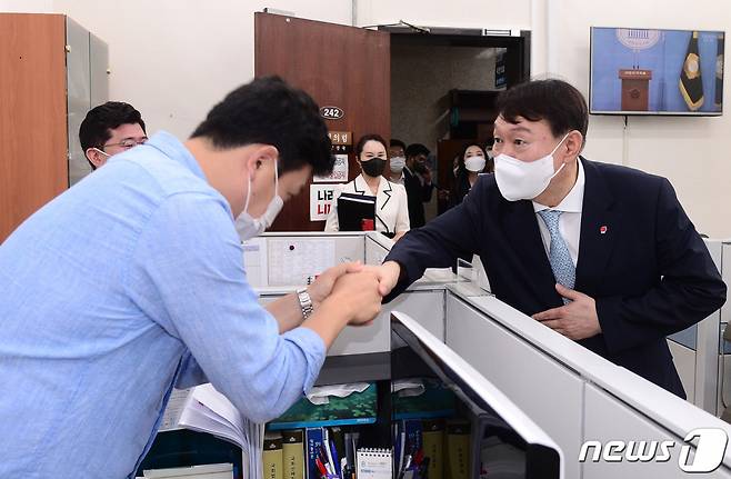 윤석열 국민의힘 대선 예비후보가 2일 오전 서울 여의도 국회에서 당 사무처 직원들과 인사하고 있다./사진=-뉴스1