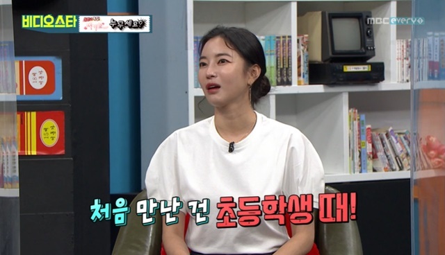 Kim Yoon-ji has unveiled a love story with a five-year-old father Friendson prospective groom.MBC Everlon Video Star broadcast on August 3 featured a stone girl special Who are you? Kim Yeon-ja, Kim Yoon-ji, Seo Shin-ae and Song Ji-in appeared.Kim Yoon-ji said, I am married because of French fries. I like potato fries so much that I eat only French fries.You can have troubles when you are dating, and then you order fries. You think Ill let you do that?When I smell at the door, I eat what I eat and what I fight about. He proved his love for fries by testing blinds.Kim Yoon-ji, a bride-to-be who is about to marry in September, asked her first meeting with a prospective groom, and Kim Yoon-ji said, I first met in elementary school.I was an elementary school student and my brother was a high school student. I was in sixth grade and my brother was a high school student.I have been meeting with my family steadily. I met naturally and decided to marry.When Kim Sook asked, When did you think you were a man? Kim Yoon-ji said, I think you suddenly thought that someone like your brother was okay in his early 20s.I did not feel much difference between the ages of five years. I could not imagine that it would be such a relationship.Its not just a single occasion, its slow.When Park asked who confessed first that who threw the stone in the calm lake first, Kim Yoon-ji said, I think I did it first.I think I told you first that I wish I could develop into a good relationship, he said. Im having a wedding in September, but its only one year in September.The family knew each other well and agreed to marry the two, so they decided to marry sooner.Kim Yoon-ji said, I think weve developed so rapidly because we know each other so well and how we grew up, because both our parents and brothers are so close.My father said it felt like my daughter, son, was getting married. When Kim Sook asked about his childs plan, Kim Yoon-ji replied, I want to have two children, but my brother is talking about three people. I am asking to raise and talk.Kim Yoon-ji said he had not received a proposal yet, saying, I think I should do it because I do not do it.I didnt know you were going to tell me this on TV, but until now, my brother has been so strong beside me and has been firmly in his own position, but I will try to keep my brother by his side as his wife.Marry me, she said, charmingly.