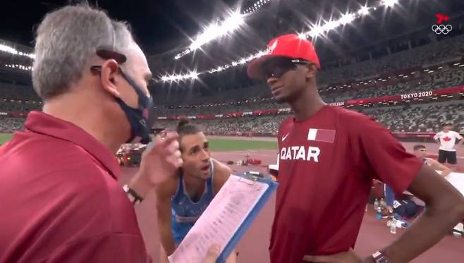 경기 감독관이 '점프 오프'를 제안하자, "공동 금메달을 받을 수 있냐"고 질문하는 무타스 바르심. 무타스 바르심 트위터 캡처