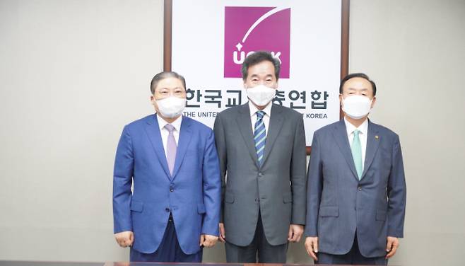 더불어민주당 이낙연 전 대표가 한국교회총연합과 한국기독교교회협의회를 차례로 방문했다.