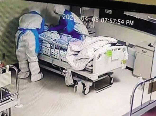 응급상황인가, 긴박한 병실 - 환자의 상태를 살피고 있는 간호사들의 모습. 환자의 상태가 시시각각 변하기 때문에 한순간도 마음을 놓을 수 없다. /서울대병원 이강용 간호사·대한간호협회