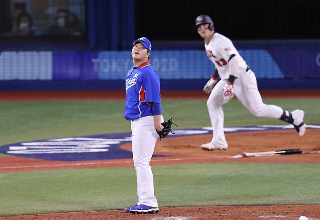 조상우가 5일 일본 요코하마 스타디움에서 열린 도쿄올림픽 야구 패자 준결승 미국과 경기 6회말 2사 2· 3루에서 타일러 오스틴에게 2타점 적시타를 허용하고 있다. 요코하마/연합뉴스