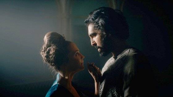 영화 ‘그린 나이트’에서 모험에 나선 가웨인(데브 파텔·오른쪽)은 귀부인(알리시아 비칸데르) 등의 유혹을 받는다. [사진 팝엔터테인먼트]