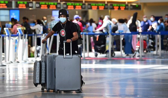 로스앤젤레스 국제공항(LAX)에서 한 남성이 자신의 가방을 옮기고 있다. AFP=연합뉴스