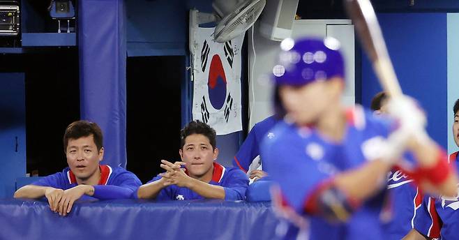 4일 일본 요코하마 스타디움에서 열린 도쿄올림픽 야구 준결승전 한국과 일본의 경기 장면. 한국 더그아웃에 ‘대한민국 야구 화이팅’ 문구와 양궁 국가대표 안산, 오진혁, 김제덕 등의 사인이 적힌 태극기가 걸려 있다. [화면출처 : 연합뉴스]