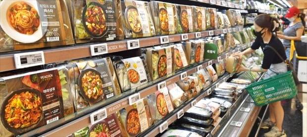 < 오늘 저녁도 밀키트 > 식탁 풍경이 바뀌고 있다. 가정간편식과 배달음식이 손수 지은 ‘집밥’을 빠른 속도로 대체하고 있다. 국내 가정간편식 시장 규모는 2018년 3조3000억원에서 지난해 5조원 규모로 팽창했다. 소비자들이 28일 서울의 한 대형마트에서 밀키트를 고르고 있다.  /김범준  기자