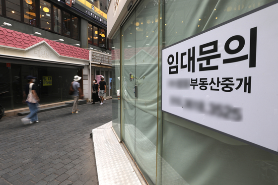 A shop in Myeong-dong in central Seoul is shut down on Wednesday. Korea's working population of self-employed and small business owners shrunk to a 39-year-low in June. [NEWS1]