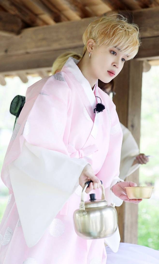 꽃도령 납시오~ 방탄소년단 지민, 장원 급제급 꽃미모..전 세계 규수들 '콩닥콩닥♥'