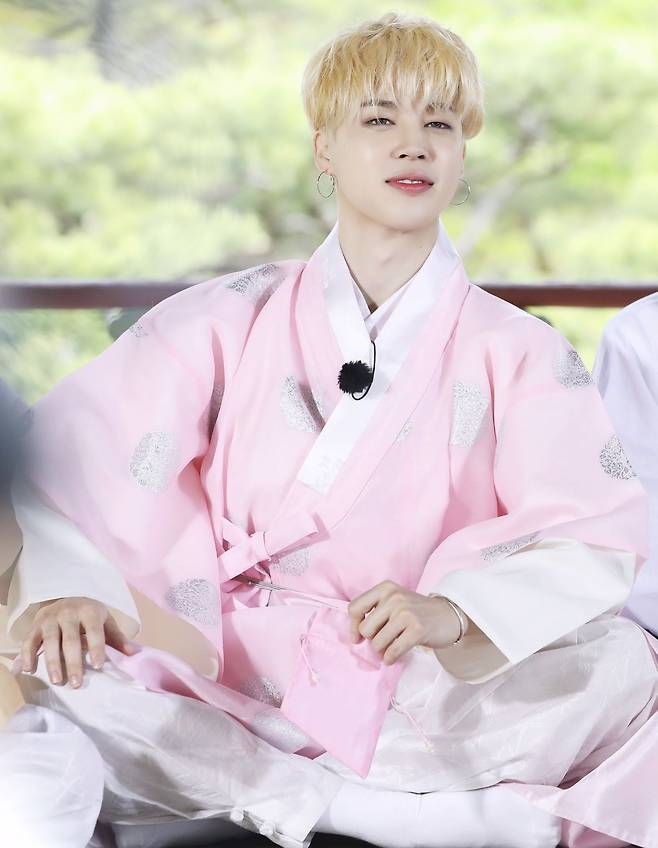 꽃도령 납시오~ 방탄소년단 지민, 장원 급제급 꽃미모..전 세계 규수들 '콩닥콩닥♥'