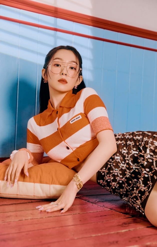 Irene, Wendy and Yeri of the group Red Velvet boasted the concept Queen charm.On the 6th, various SNS Red Velvet accounts revealed teaser images of Irene, Wendy and Yeri.Red Velvet has been releasing logos, mood samplers, and teaser images sequentially before the release of its new mini album, Queendom, which has been gathering attention every day.Every time the new content is released, it shows the concept of Queen with different charms, adding to the curiosity and expectation of this album.Red Velvets Queendom will be released at 6 pm on the 16th.