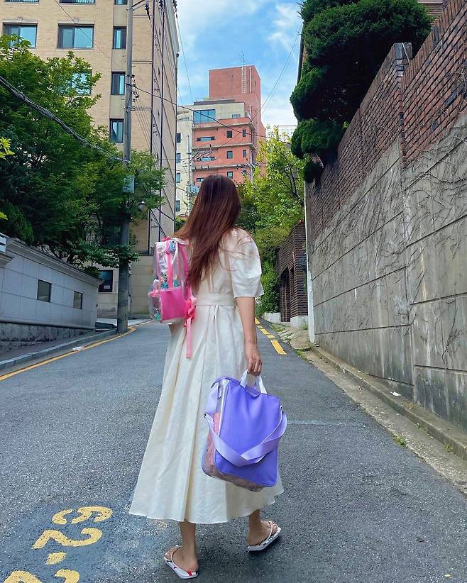 Actor Park Sol-mi flaunts light-waving fashionPark Sol-mi posted a picture on his Instagram on the 6th, saying it was light arm.The photo shows Park Sol-mi, who has been helping her daughter to come to the hospital since early morning, and Park Sol-mi, who is carrying her daughters bag instead and introducing a so-called light-waving fashion.On this day, Long One Piece created an atmosphere full of pure innocence.At this time, Park Sol-mi, known as 170cm tall and 50kg in profile, boasts a perfect 9th grade ratio and a slim figure.Park Sol-mi also revealed the morning menu of the day, saying, Break breakfast at 6 p.m. and only an hour more tomorrow. Avocado bibimbap, bread and fruit.Park Sol-mi also prepared breakfast in busy morning routines, boasted a unique sense of pretty flavour as well as food skills.Meanwhile, Park Sol-mi has two daughters, Actor Han Jae-suk and marriage.Park Sol-mi is currently in charge of the KBS 2TV entertainment program Superman Returns narration.