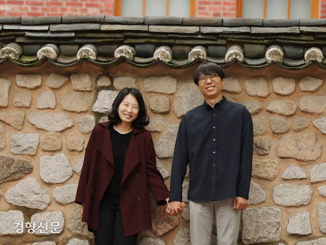 빌라 드 루의 설계를 담당한 최지안·이종철 건축사. 건축사사무소 이안서우를 함께 운영하는 부부 건축사는 “합리적이고 밸런스가 좋은 건축을 지향한다”고 말했다. 강윤중 기자 yaja@kyunghyang.com