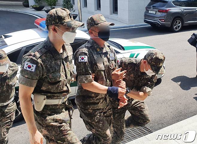 '성추행 피해' 공군 부사관 사망 사건과 관련해 해당 부사관의 신고를 회유하는 등 2차 가해 혐의를 받는 A 준위 /뉴스1