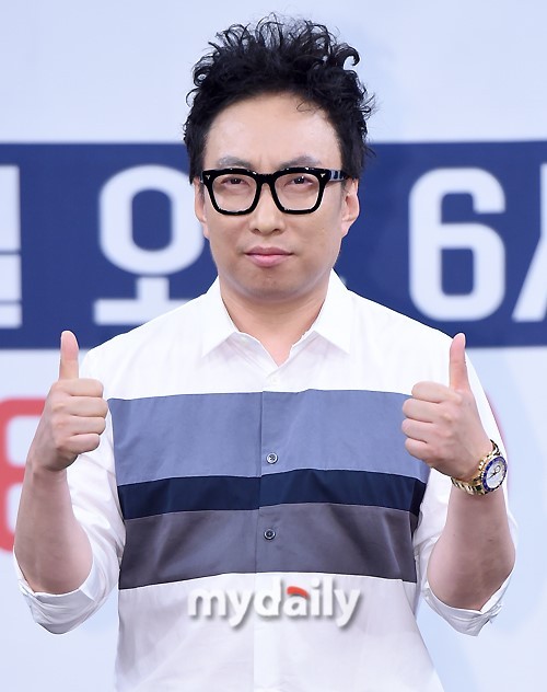Comedian Park Myeong-su has spoken out about the controversy surrounding archery national Anshan.KBS Cool FM Park Myeong-sus Radio show, which was broadcasted on the morning of the 6th, was featured in the Search N Chart corner and featured big data expert Jeon Min-ki.On the day, Jeon Min-gi said of the first keyword, Anshan, Anshan has been a hot topic for less than a month.It is the first time in Korea that I have won three Olympic titles. It is great. I said that my hair is short, he said, referring to Anshans feminist controversy.Park Myeong-su said, It is not my own.It does not matter if you are a feminist. Feminism is to create a society where male and female minorities are hanging out together.It is not a source of conflict because it calls for equality in rights and opportunities.However, there is a very extreme fight such as a man and a woman, and it is also a problem that the media keeps encouraging the fight of the community. I think it is a problem to participate in the war without knowing exactly what Feminism is, and it is not right to divide it into gender, generation, and region, and to encourage conflict.Park Myeong-su, who heard this, said: Gozoing and sharing conflicts is an old way - its not good to see it developing into a way too bad.Adults should not be Lee Yong and tell them exactly.Lee Yong-yong, a political party, should vote unconditionally and blow it away. He said, I was so grateful and good. 