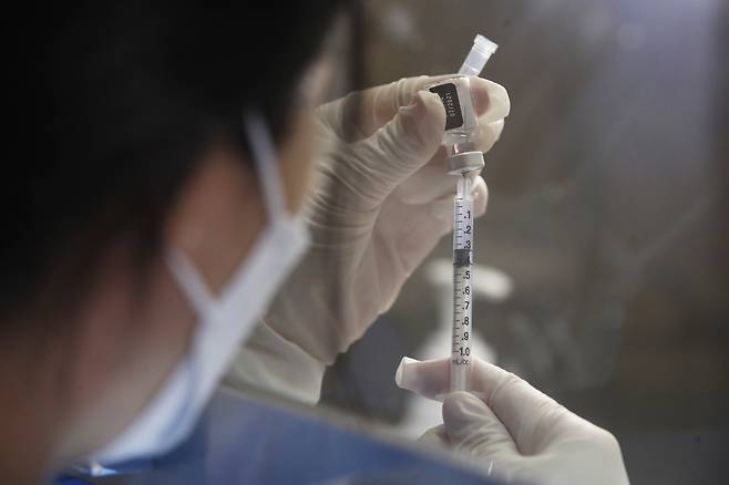 코로나19 서울시 동작구 예방접종센터가 마련된 동작구민체육센터에서 의료진이 백신을 준비하고 있다. [연합]