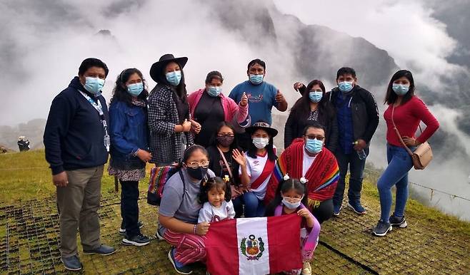 사진=마추픽추에서 기념사진을 찍고 있는 내국인 관광객들 (출처=쿠스코 문화유산관리국)