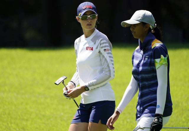 세계 1위 넬리 코르다(왼쪽)와 세계 200위 아디티 아쇼크. /AP연합뉴스