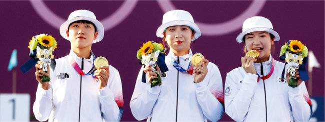 한국 양궁 여자단체전 9번째 금메달 주인공인 안산, 장민희, 강채영 선수(왼쪽부터). [뉴시스]