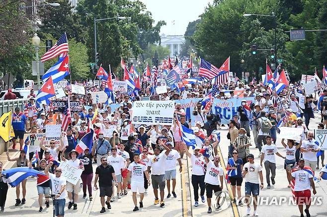 미 백악관 인근 쿠바 반정부시위 지지 행진 [워싱턴 AFP=연합뉴스 자료사진] 지난달 26일(현지시간) 미국 워싱턴DC 백악관 인근에서 시민들이 쿠바 반정부 시위를 지지하며 거리 행진을 벌이고 있다. 쿠바에서는 극심한 경제난을 이유로 지난 11일 시작된 대규모 반정부 시위 이후 500명 이상이 경찰에 체포된 것으로 알려졌다.