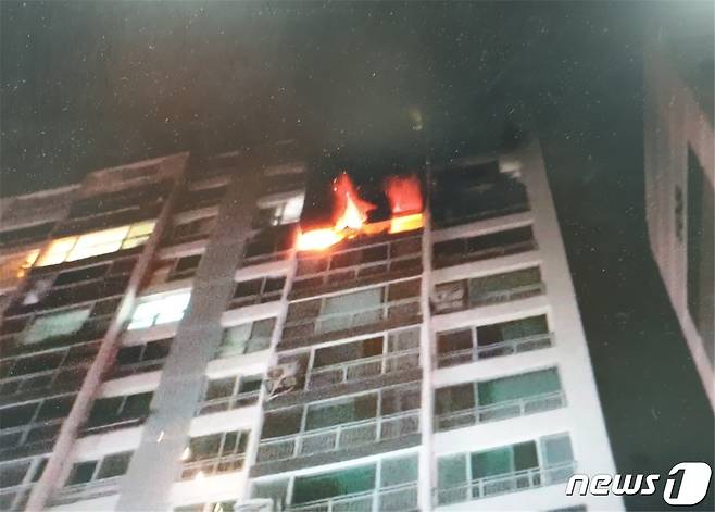 7일 오전 서울 노원구 중계동의 한 아파트에서 불이 나 주민들이 대피하고 11명이 병원으로 이송됐다. (노원소방서) © 뉴스1