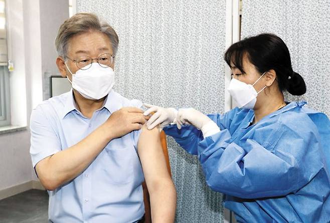 이재명 경기도지사가 6일 경기도 수원시 팔달구보건소에서 코로나 백신 2차 접종을 받고 있다. /연합뉴스