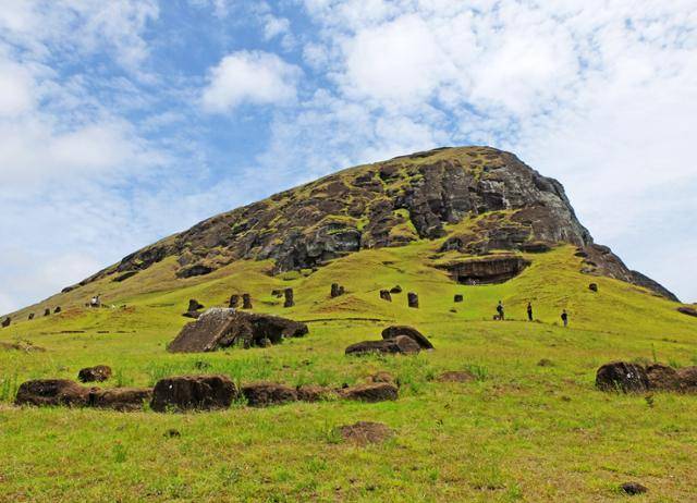 라노라라쿠에선 구릉과 들판을 거닐며 모아이의 생로병사를 마음으로 체험한다. ⓒ강미승