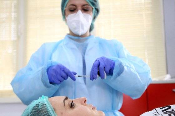 한 여성 환자가 성형 수술을 위해 수술대 위에 누워 있다. [AFP=연합뉴스]
