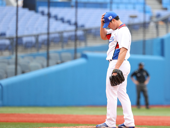 Korea's Oh Seung-hwan reacts as the Dominican Republic pull ahead in the eighth inning of the bronze medal match of the baseball tournament at the 2020 Tokyo Olympics. [YONHAP]