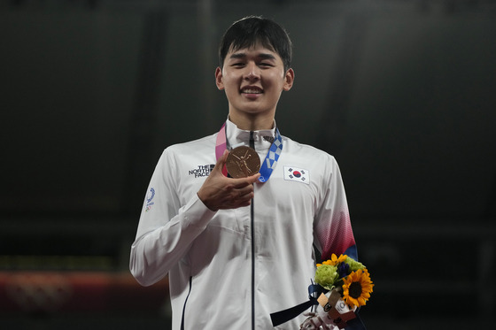 Jun Woong-tae celebrates on the podium during the medal ceremony for the men's modern pentathlon at the 2020 Summer Olympics on Saturday in Tokyo, Japan. [AP/YONHAP]