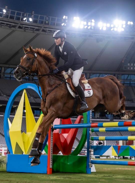 승마경기를 하고 있는 정진화. 정진화는 펜싱, 수영, 승마 등 3종목 중간합계에서 2위로 마지막 레이저런을 남겨놓고 있다.[연합뉴스]