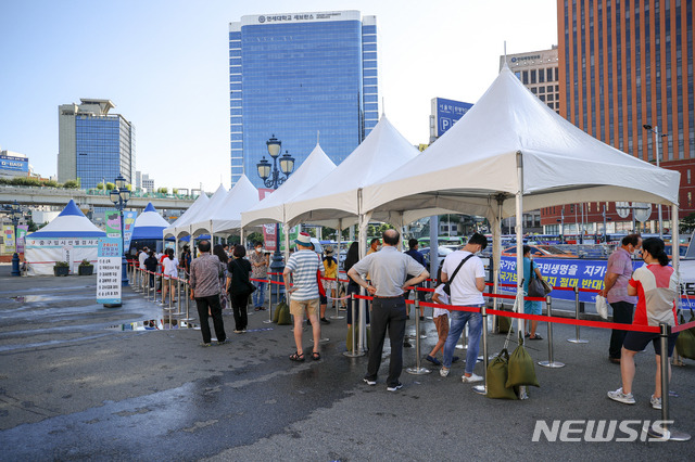 [서울=뉴시스] 정병혁 기자 = 0시 기준 코로나19 신규 확진자가 1823명으로 집계된 7일 오전 서울 중구 서울역광장에 설치된 코로나19 임시선별검사소를 찾은 시민들이 검사를 받기 위해 줄 서 있다. 2021.08.07. jhope@newsis.com