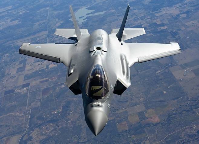 미 공군 F-35 전투기가 공중급유 훈련을 받기 위해 비행을 실시하고 있다. 미 공군 제공