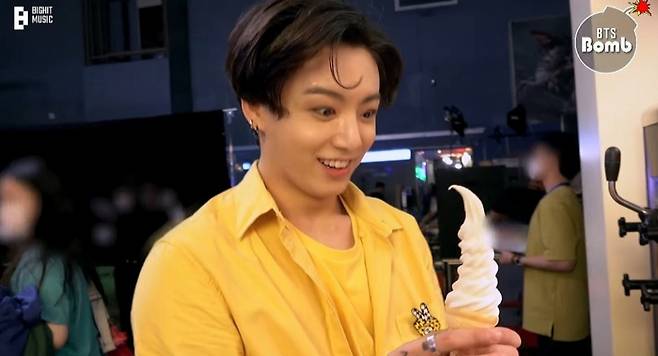 방탄소년단 정국, 아이스크림 하나로 행복..옆사람 먼저 챙기는 천사표 전다정씨♥
