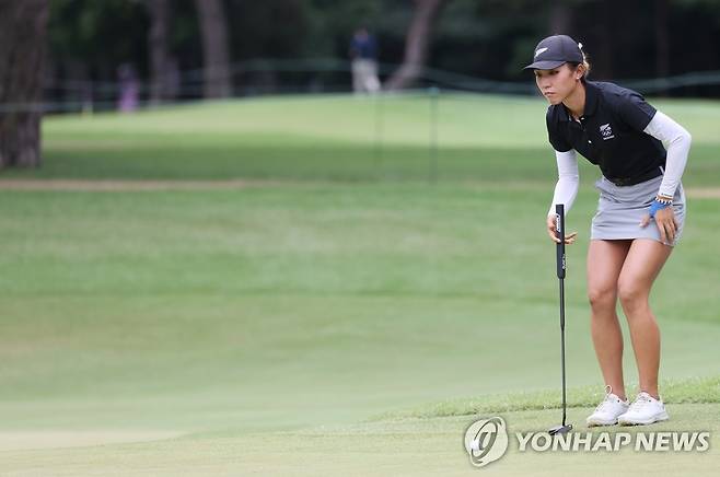 [올림픽] 그린 살피는 리디아 고 (사이타마=연합뉴스) 한상균 기자 = 뉴질랜드 리디아 고가 7일 일본 사이타마현 가와고에시의 가스미가세키 컨트리클럽에서 열린 도쿄올림픽 여자골프 4라운드 11번 홀 그린에서 퍼팅 라인을 살피고 있다. 2021.8.7 xyz@yna.co.kr