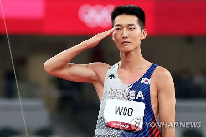 [올림픽] 우상혁, 4위를 명 받았습니다. (도쿄=연합뉴스) 한상균 기자 = 도쿄올림픽 남자 높이뛰기 우상혁(국군체육부대)이 1일 도쿄 올림픽스타디움에서 열린 결선에서 마지막 시도 실패 후 경례하고 있다. 2021.8.1
 xyz@yna.co.kr
