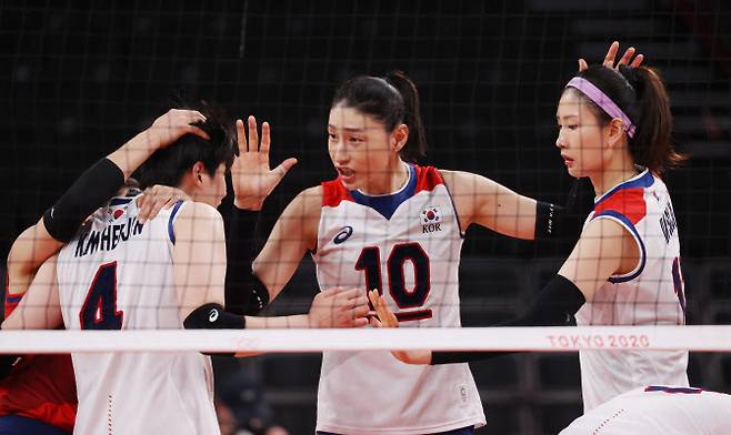 8일 일본 도쿄 아리아케 아레나에서 열린 도쿄올림픽 여자배구 세르비아와의 동메달 결정전. 김연경이 김희진과 선수들을 독려하고 있다. 사진=연합뉴스