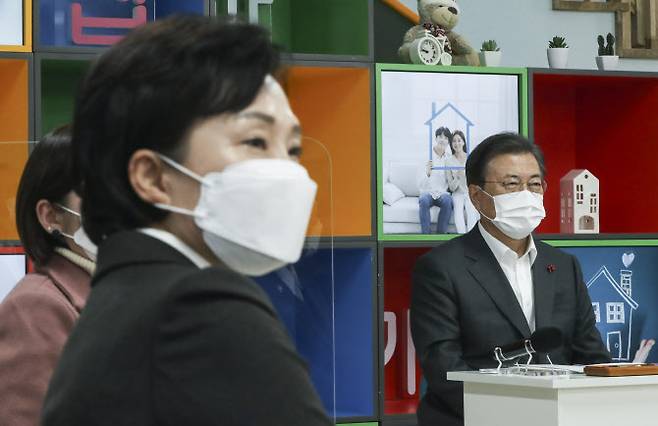 문재인 대통령이 지난해 12월 11일 경기 화성시 LH 임대주택 100만호 기념단지인 동탄 공공임대주택에서 열린 ‘살고 싶은 임대주택’ 보고회에 참석해 영상을 시청하고 있다. 왼쪽은 김현미 국토교통부 장관. (사진=연합뉴스)