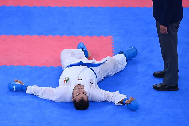 7일 도쿄 부도칸에서 열린 도쿄올림픽 가라테 남자 75kg 이상급 결승전에서 이란의 사자드 간자데가 사우디의 타레그 하메디로부터 얼굴을 가격당한뒤 쓰러져있다. /신화 연합뉴스