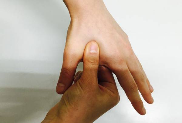 합곡혈 지압 모습/ 헬스조선 DB