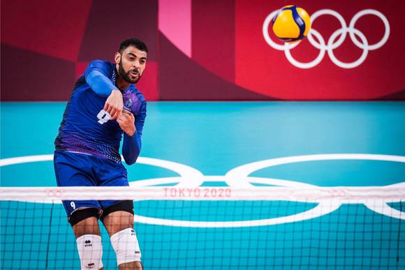 프랑스 남자배구대표팀이 7일 열린 도코올림픽 남자배구 결승 러시아올림픽위원회(ROC)와 맞대결에서 3-2로 이겨 금메달을 목에 걸었다. 프랑스 주전 공격수 중 한 명인 은가페가 서브를 넣고 있다. 그는 결승에서 26점을 올리며 활약했다. [사진=국제배구연맹(FIVB)]