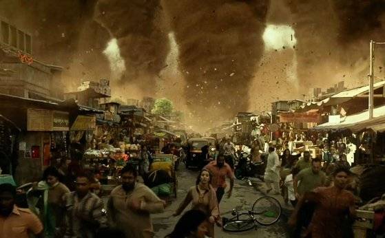 기후재난을 소재로 한 SF영화 지오스톰의 한 장면. 여러개의 초대형 토네이도 한꺼번에 발생해 도시를 휩쓸고 있다.