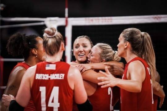 미국여자배구 선수들이 브라질을 물리치고 사상 처음으로 올림픽 챔피언에 오른 뒤 서로 기뻐하고 있다. [FIVB 홈페이지 캡처]