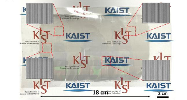 PET 유연기판위에 롤투롤 대면적 나노인쇄공정 구현 및 전사된 백금 나노선 SEM 이미지.[KIST 제공]