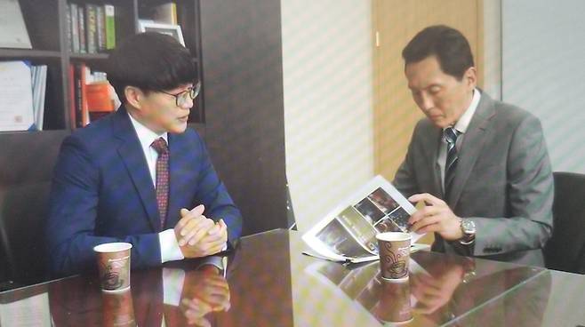 가수 성시경씨(왼쪽)가 2018년 고독한 미식가 시즌7 제9편에 한국의 거래처 사장으로 출연해 일본에서 온 이노가시라 고로(마쓰시게 유타카씨 분)에게서 상담을 받고 있다. 넷플릭스 화면촬영
