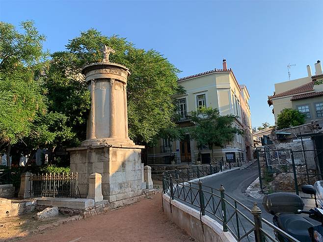 리시크라테스 기념비는 플라카 골목 한쪽에 세워져 있는 오래된 건축물로 기원전 334년에 거행된 디오니소스 제전 당시 리시크라테스의 합창단이 우승한 것을 기념하여 세웠다고 한다. 리시크라테스는 당시 제전 후원자이다.